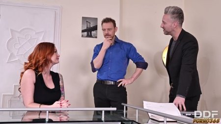 Пышную бабу долбят два хуя в офисе компании
